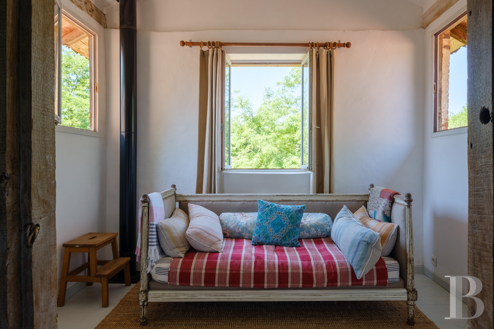 Dans le Gers, à l’ouest de Lectoure, un ancien domaine de production d’armagnac transformé et décoré avec soin - photo  n°48